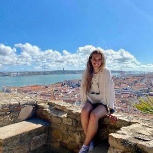 Meet your Posher, Cassandra